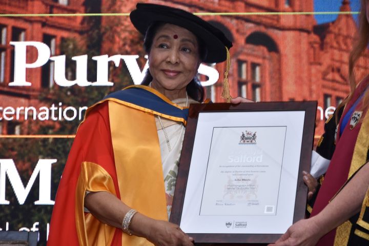 Asha Bhosle receives Honorary Doctorate from the University of Salford (1)